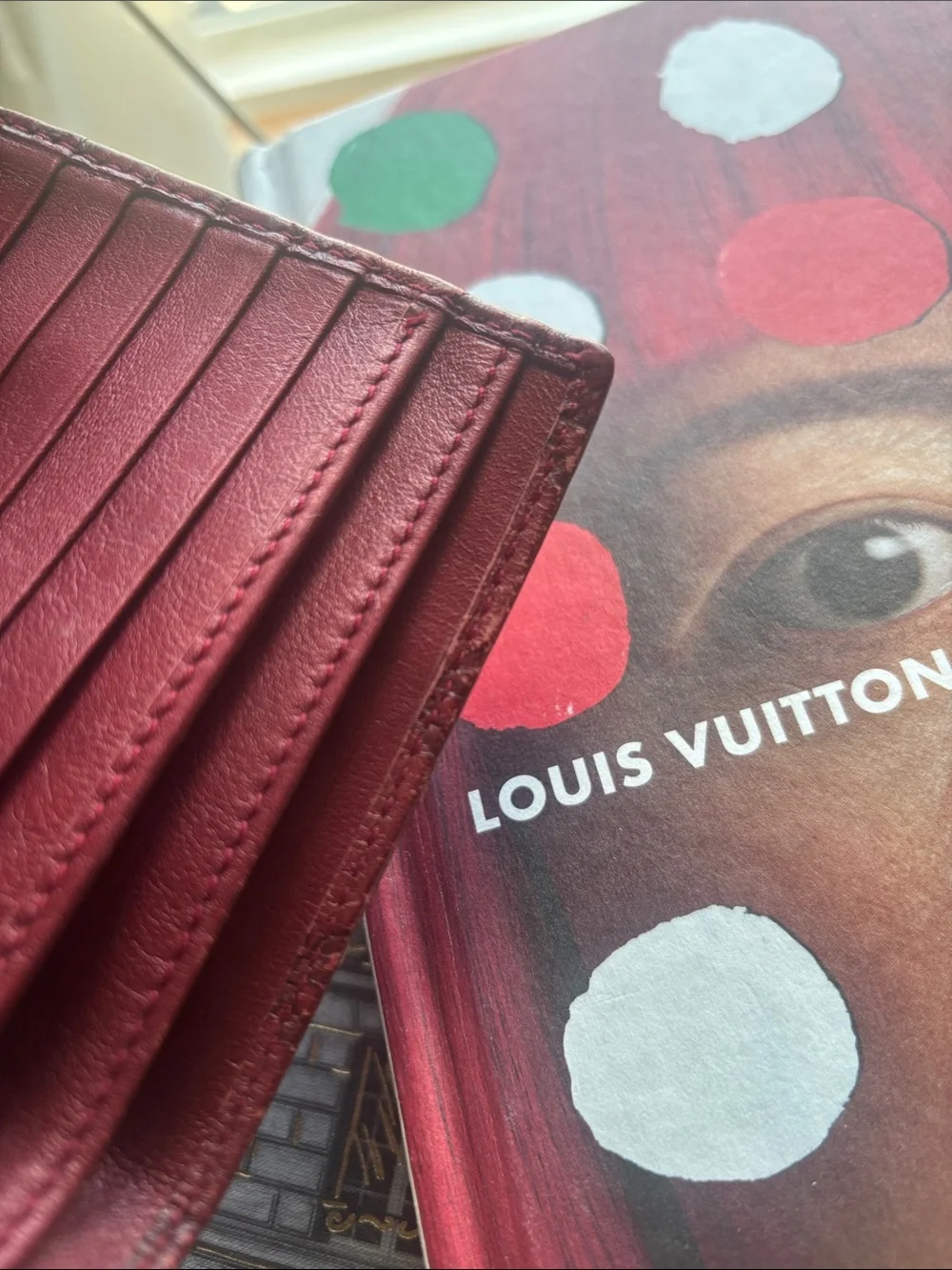 Pre loved Gucci Compact embossed wallet - Picture 7 of 8